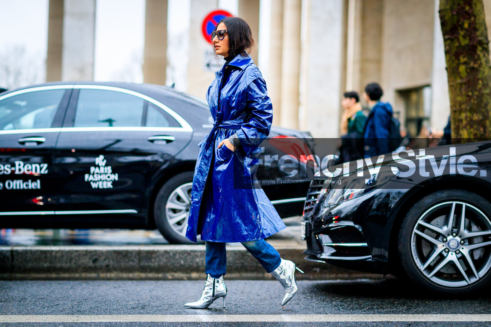 atmosphere details, AUTUMN WINTER 2017-2018, AW 17-18, blue coat, blue denim, denim pants, FALL WINTER 2017-2018, fashion week, frenchystyle, full length, FW, FW 17-18, high heels, horizontal, jeans, jonathan paciullo, leather coat, leather shoes, nausheen shah, PARIS, PFW, silver shoes, street style, sunglasses, trench coat, trousers, varnished leather, vinyl