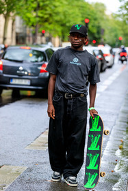 black t-shirt, black top, black total look, black pants, black jeans, black cap, short sleeves t-shirt, logo printed t-shirt, volkswagen t-shirt, rider look, oversize pants, oversize t-shirt, loose jeans, loose pants, loose t-shirt, louis vuitton board, louis vuitton accessory, black belt, black leather belt, low waist jeans, neon green cap, fashion week, frenchystyle, FW, jonathan paciullo, street style, PFW, PARIS, AUTUMN WINTER 2021-2022, FALL WINTER 2021-2022, FW 21-22, vertical, full length