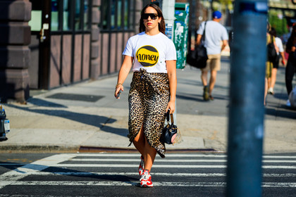 adidas, animal print, black bag, brown skirt, graphic skirt, leather bag, leather shoes, leopard, printed skirt, printed t shirt, red sneakers, sunglasses, white t shirt, fashion week, frenchystyle, FW, jonathan paciullo, street style, NYFW, NEW YORK, SPRING SUMMER 2019, SS 19, atmosphere details, horizontal, full length