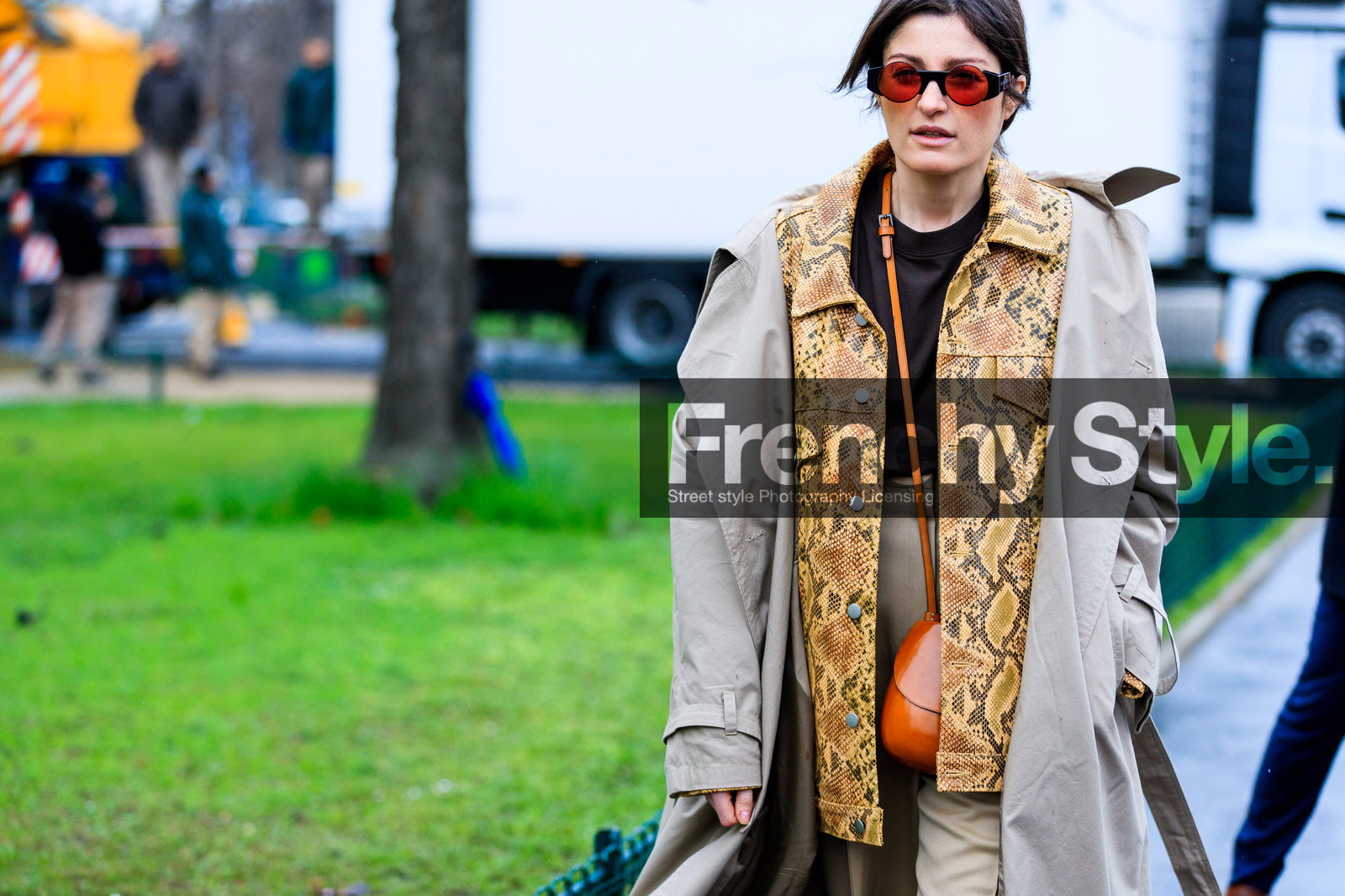 atmosphere details, AUTUMN WINTER 2017-2018, AW 17-18, beige coat, beige jacket, beige pants, brown t shirt, detail, FALL WINTER 2017-2018, fashion week, frenchystyle, FW, FW 17-18, horizontal, jonathan paciullo, leather bag, orange bag, PARIS, PFW, snake print, street style, sunglasses, trench coat, trousers