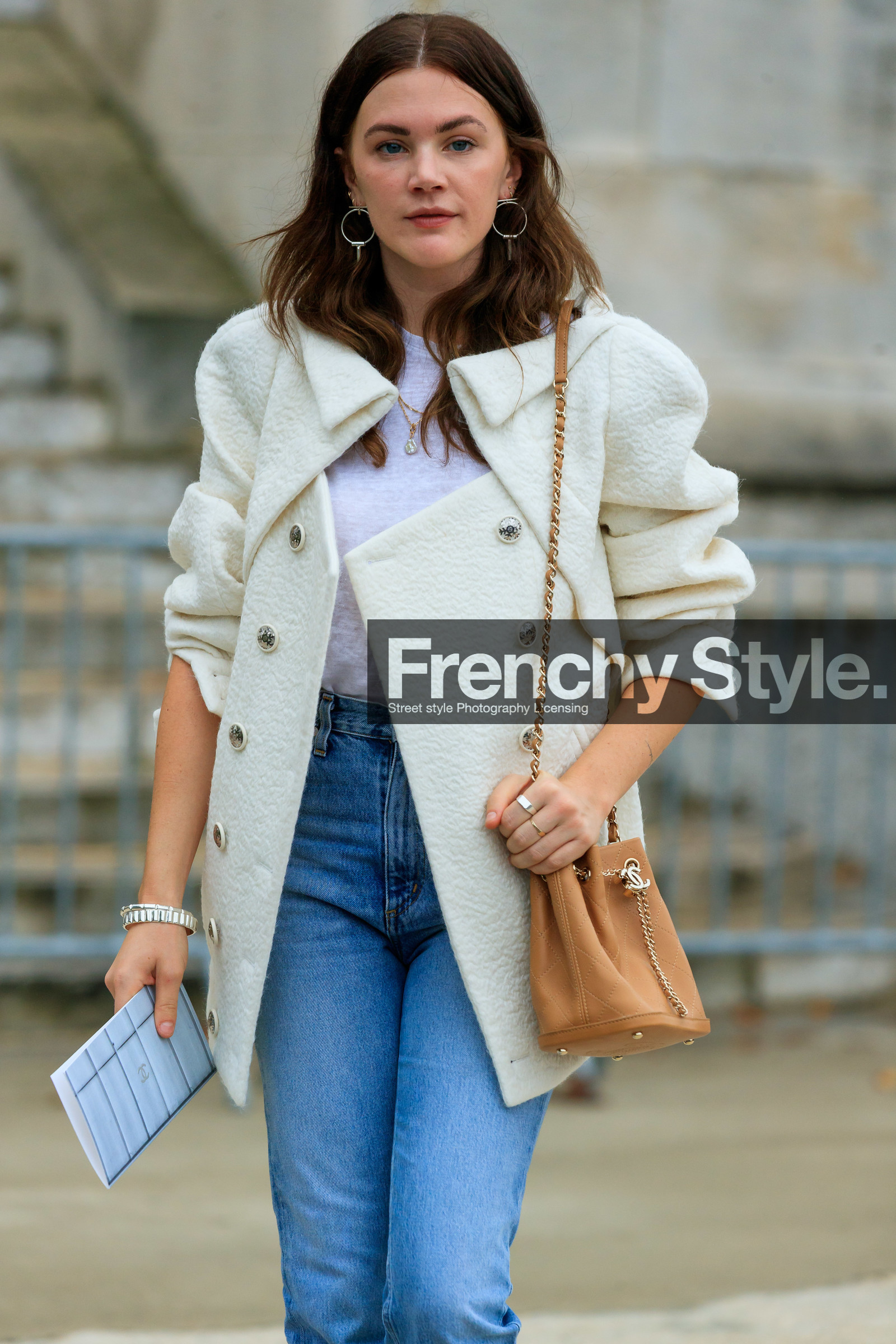 madelynn furlong, white jacket, chanel bag, chanel jacket, beige leather bag, shoulder bag, chain strap bag, quilted bag, bucket bag, blue jeans, silvered bracelet, silvered earrings, round shape earrings, dangling earrings, white t-shirt, PARIS, PFW, SPRING SUMMER 2020, SS 20, fashion week, frenchystyle, FW, jonathan paciullo, street style, vertical, atmosphere details, detail