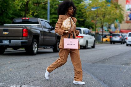 beige bag, blazer, bracelet, camel jacket, camel pants, camel suit, earrings, graphic suit, leather bag, leather shoes, printed suit, striped suit, stripes, sunglasses, trousers, white shoes, white sneakers, fashion week, frenchystyle, FW, jonathan paciullo, street style, NEW YORK, NYFW, SPRING SUMMER 2020, SS 20, horizontal, atmosphere details, full length
