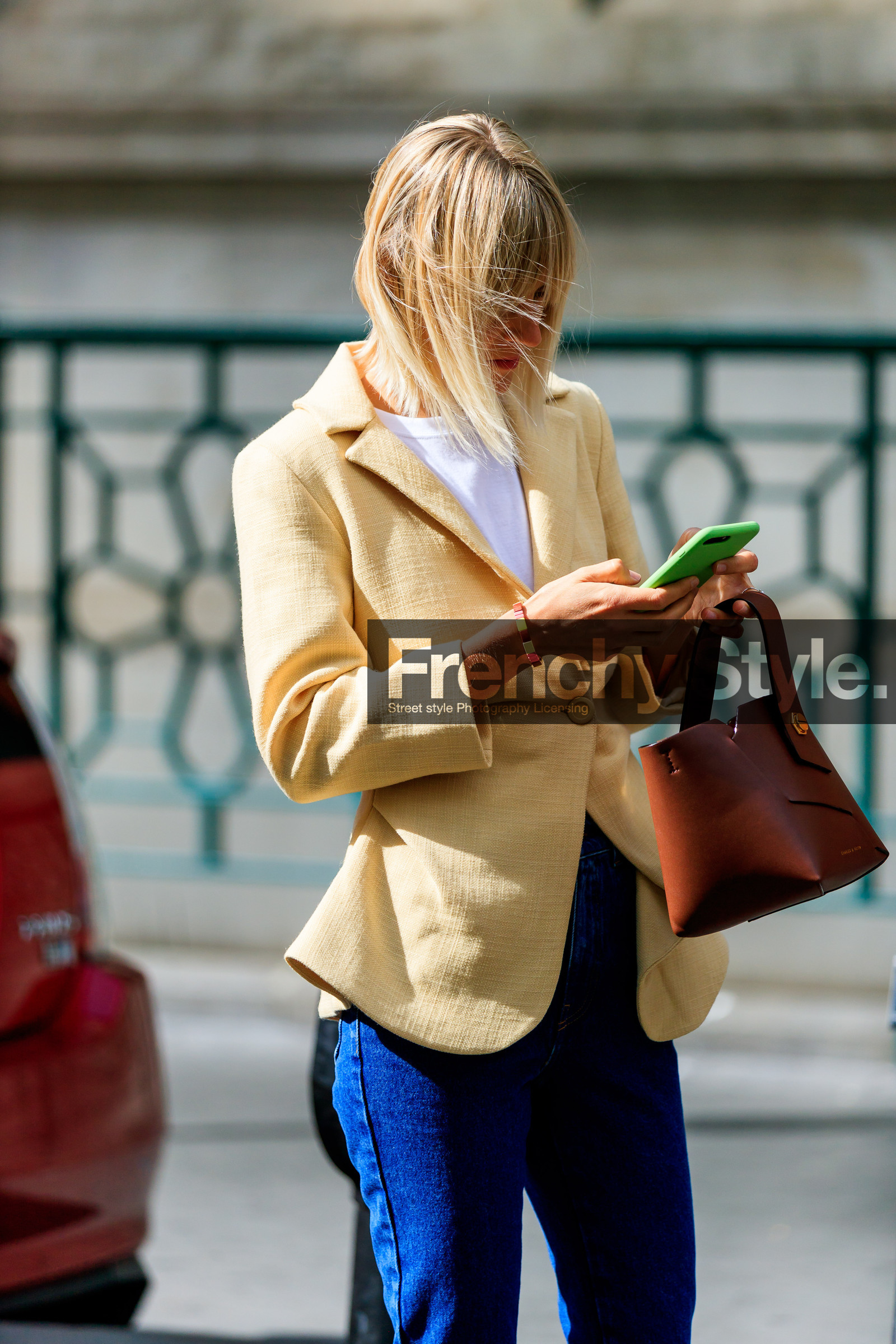 blazer, blue denim, brown bag, denim pants, jeans, leather bag, linda tol, trousers, white t shirt, yellow jacket, fashion week, frenchystyle, FW, jonathan paciullo, street style, LFW, LONDON, SPRING SUMMER 2019, SS 19, vertical, detail, atmosphere details