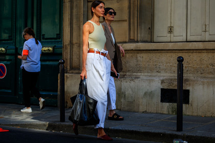 babouches, beige top, black bag, céline, denim pants, earrings, jeans, leather bag, leather belt, leather shoes, orange belt, red shoes, trousers, white denim, wide pants, fashion week, frenchystyle, FW, jonathan paciullo, street style, PFW, PARIS, horizontal, atmosphere details, full length, AUTUMN WINTER 2018-2019, FALL WINTER 2018-2019, FW 18-19, julie pelipas