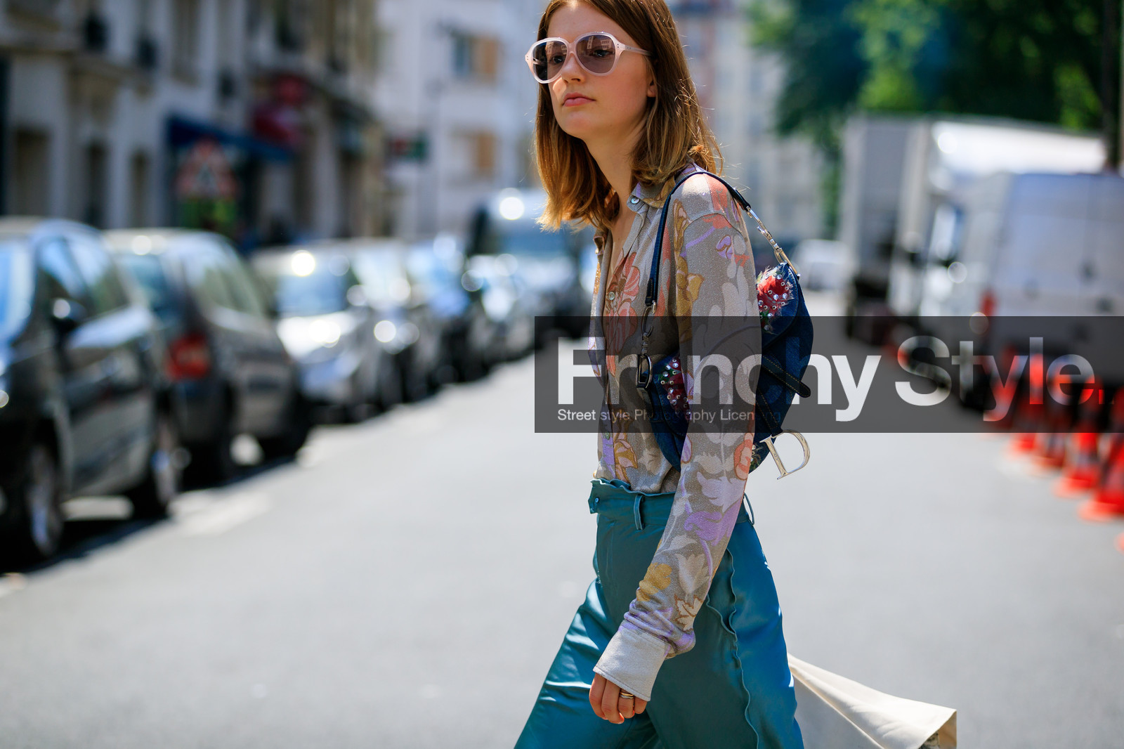 black bag, blue bag, blue pants, christian dior, graphic bag, grey shirt, leather bag, printed bag, printed shirt, sunglasses, trousers, fashion week, frenchystyle, FW, jonathan paciullo, street style, PFW, PARIS, atmosphere details, horizontal, detail, AUTUMN WINTER 2018-2019, FALL WINTER 2018-2019, FW 18-19