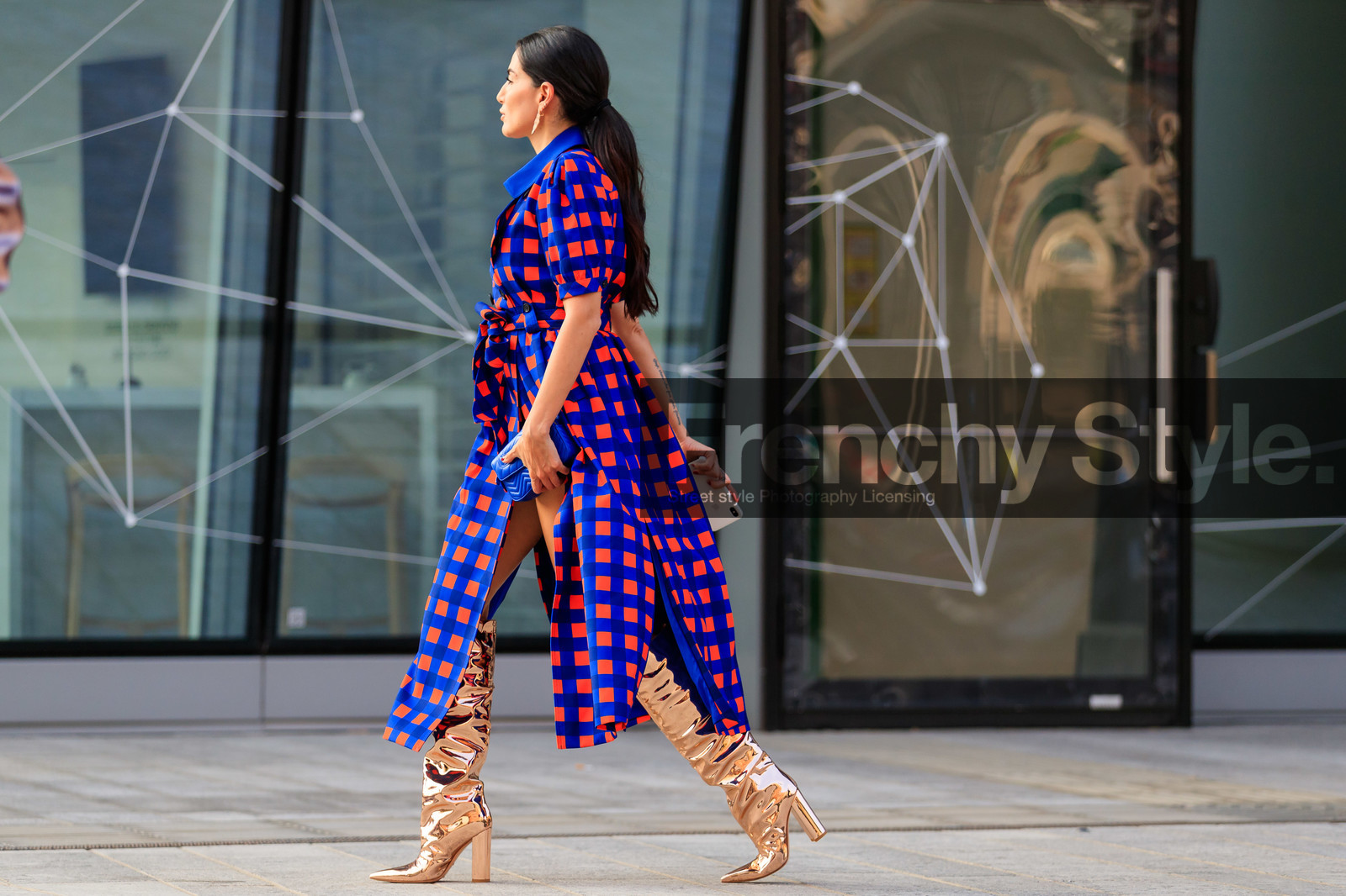 iphone, checked dress, blue dress, red dress, split dress, short sleeves dress, balloon sleeves, belted dress, long dress, high boots, golden boots, high heels boots, fashion week, frenchystyle, FW, jonathan paciullo, street style, MFW, MILAN, SPRING SUMMER 2020, SS 20
