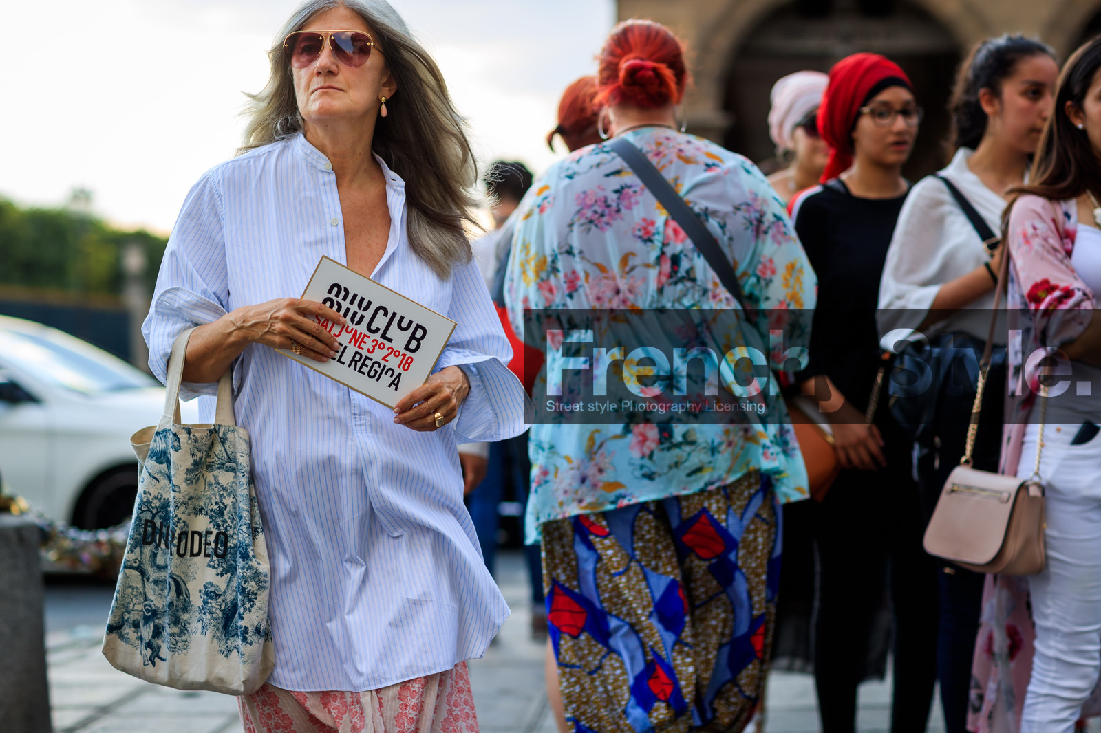 graphic bag, leather bag, miu miu, oversize, printed bag, striped shirt, sunglasses, tote bag, white shirt, fashion week, frenchystyle, FW, jonathan paciullo, street style, PFW, PARIS, atmosphere details, horizontal, detail, AUTUMN WINTER 2018-2019, FALL WINTER 2018-2019, FW 18-19