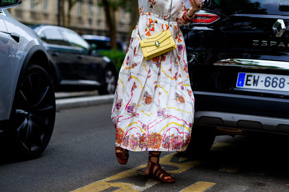 brown sandals, bulgari, floral, flowers, graphic bag, graphic dress, leather bag, leather shoes, printed bag, printed dress, white dress, yellow bag, fashion week, frenchystyle, FW, jonathan paciullo, street style, PFW, PARIS, horizontal, atmosphere details, detail, AUTUMN WINTER 2018-2019, FALL WINTER 2018-2019, FW 18-19