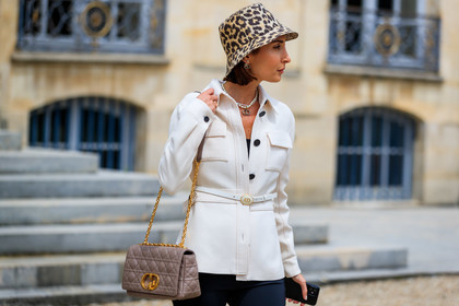 leopard printed hat, printed hat, brown hat, camel hat, beige leather bag, quilted bag, chain strap bag, golden chain strap bag, shoulder bag, caro dior bag, white jacket, white shirt, belted jacket, belted shirt, white leather belt, pearl earrings, pearl necklace, diamond earrings, diamond necklace, strassed earrings, strassed necklace, dior bag, dior belt, dior jacket, dior shirt, dior hat, dior total look, dior earrings, dior necklace, initials earrings, initials necklace, geraldine boublil, fashion week, frenchystyle, FW, jonathan paciullo, street style, PFW, PARIS, AUTUMN WINTER 2021-2022, FALL WINTER 2021-2022, FW 21-22, atmosphere details, horizontal, detail