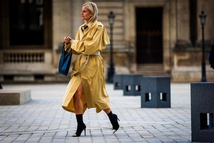 belted coat, bicolor shoes, black boots, boots, coat, louis vuitton look, white belt, yellow coat, fashion week, frenchystyle, FW, jonathan paciullo, street style, PFW, PARIS, SPRING SUMMER 2022, SS 22, horizontal, atmosphere details