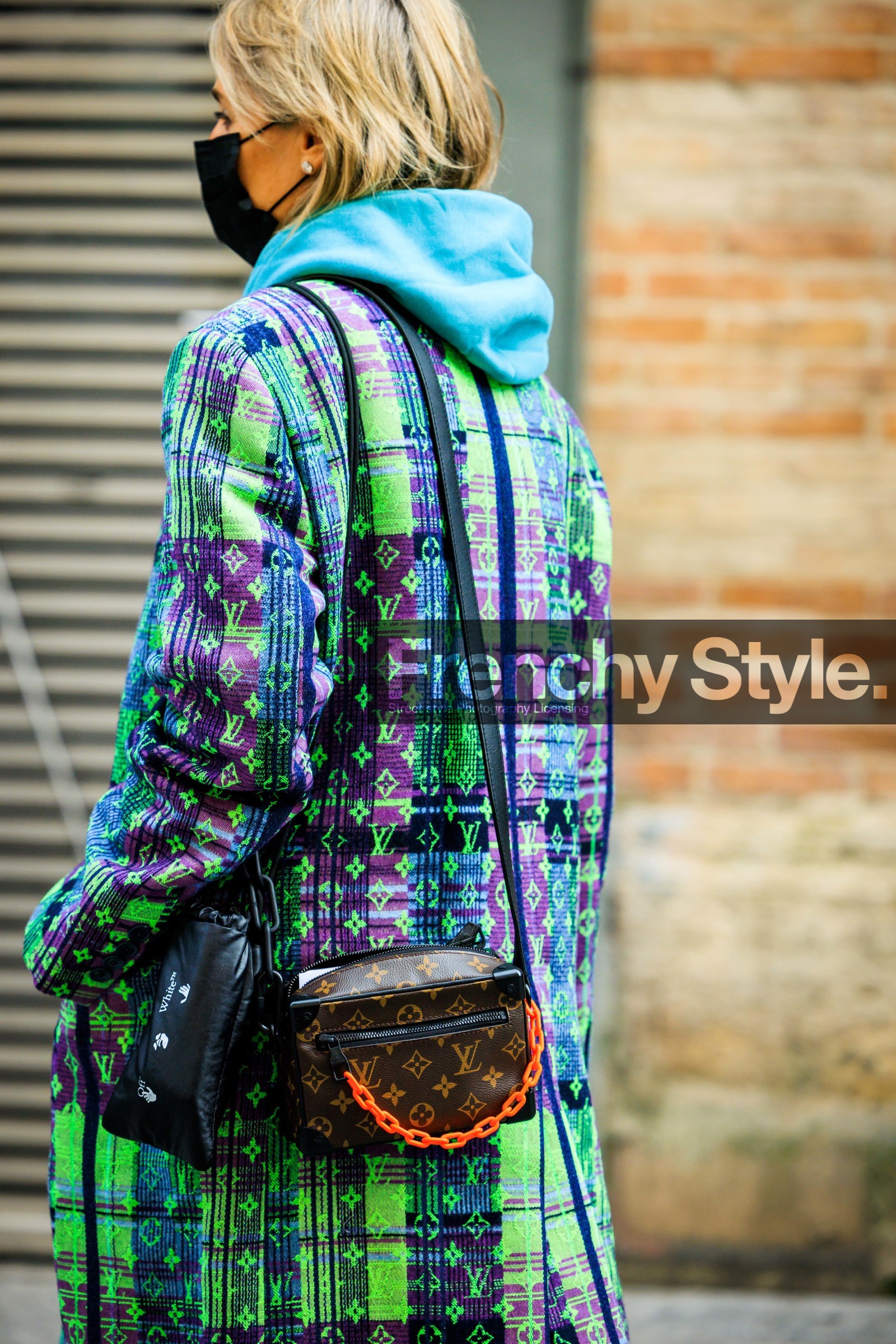 short hair, blonde hair, black mask, blue hoodie, louis vuiton coat, multicolor coat, monogram coat, louis vuitton bag, monogram bag, crossbody bag, mini bag, black crossbody pouch, fluo green coat, purple coat, fashion week, frenchystyle, FW, jonathan paciullo, street style, PFW, PARIS, menswear, FALL WINTER 2022-2023, AUTUMN WINTER 2022-2023, FW 22-23, atmosphere details, detail, vertical