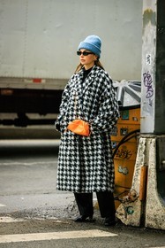 orange crossbody, leather crossbody bag, mini crossbody, black sunglasses, blue beanie, knitted, beanie, gucci earrings, black pants, black bottines, black and white coat, black turtleneck, Allegra shaw, street style, jonathan paciullo, FW, frenchystyle, fashion week, NYFW, NEW YORK, AUTUMN WINTER 2022-2023, FALL WINTER 2022_2023, FW 22-23, vertical, full length