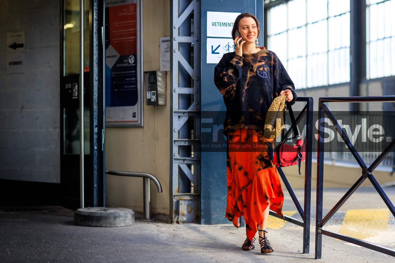 atmosphere details, black sandals, black sweater, detail, fashion week, frenchystyle, FW, georgia pendlebury, high heels, horizontal, jonathan paciullo, leather bag, leather shoes, MENSWEAR, orange skirt, PARIS, PFW, printed skirt, printed sweater, red bag, SPRING SUMMER 2018, SS 18, straw hat, street style, tie & die