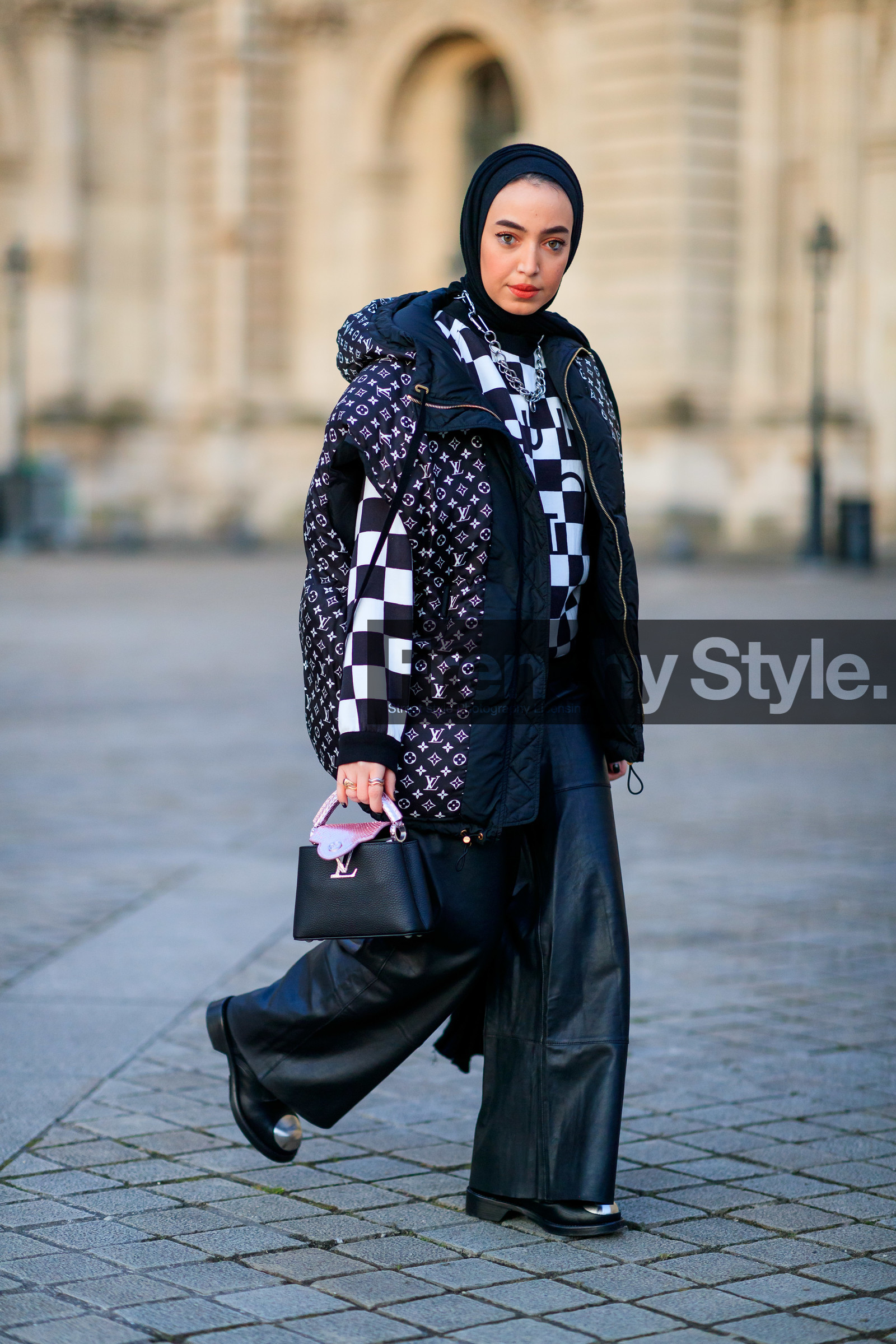 black scarf, black coat, black sweatshirt, black leather bag, black leather pants, black leather boots, sleeveless coat, monogrammed coat, checked sweatshirt, white sweatshirt, bicolor sweatshirt, loose pants, hair scarf, silvered necklace, big chain necklace, oversize coat, pink bag, bicolor bag, animal skin bag, metalic bag, louis vuitton bag, louis vuitton coat, louis vuitton sweatshirt, louis vuitton boots, fashion week, frenchystyle, FW, jonathan paciullo, street style, PFW, PARIS, vertical, full length