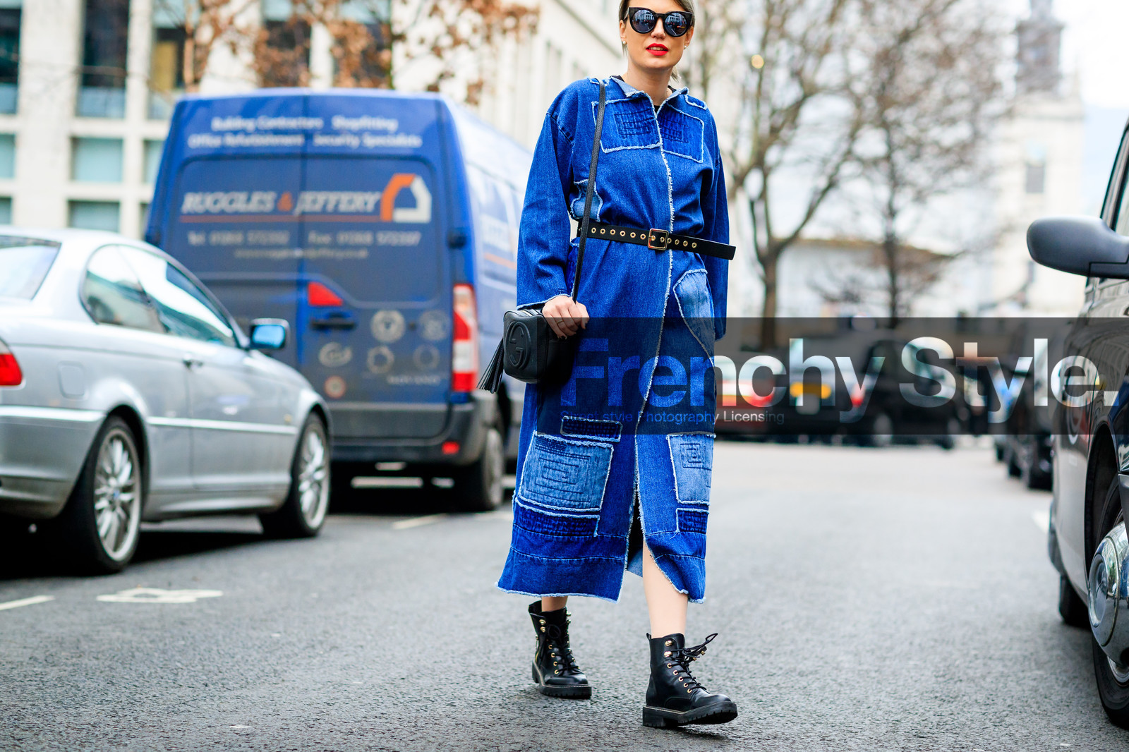 atmosphere details, AUTUMN WINTER 2017-2018, AW 17-18, beige bag, black shoes, black top, blue denim, denim pants, detail, FALL WINTER 2017-2018, fashion week, frenchystyle, FW, FW 17-18, green jacket, high heels, horizontal, jeans, jonathan paciullo, leather bag, leather shoes, LFW, loewe, LONDON, street style, trousers