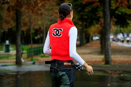 hera pradel, red jacket, chanel jacket, chanel earrings, chanel bracelet, blue jeans, denim, back details, white top, fur jacket, sleeveless jacket, PARIS, PFW, SPRING SUMMER 2020, SS 20, fashion week, frenchystyle, FW, jonathan paciullo, street style, horizontal, atmosphere details, detail