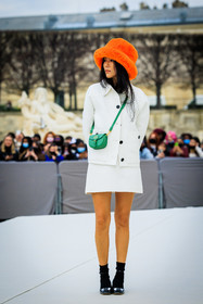 orange hat, flufy hat, furry hat, dior, mini dior bag, green bag, white look, mini skirt, buttoned jacket, black shoes, yoyo cao, fashion week, frenchystyle, FW, jonathan paciullo, street style, AUTUMN WINTER 2022-2023, FALL WINTER 2022_2023, FW 22-23, PFW, PARIS, vertical, full length