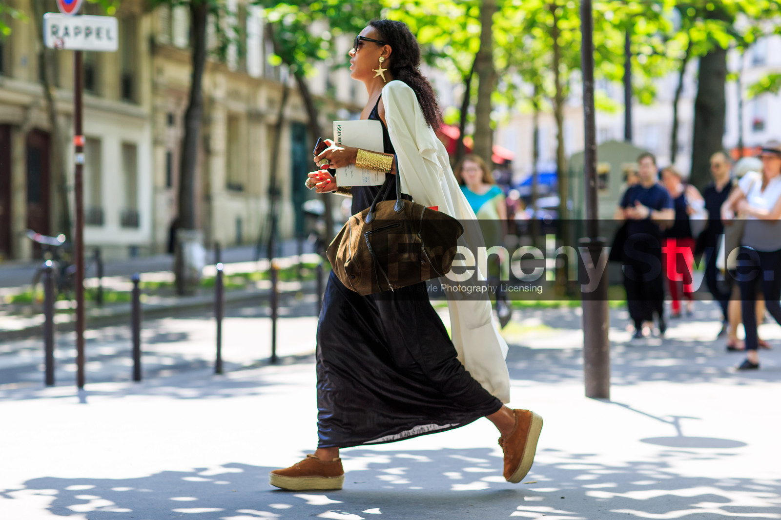 atmosphere details, black dress, bracelet, brown bag, camel shoes, earrings, fashion week, frenchystyle, full length, FW, golden jewelry, green bag, horizontal, jonathan paciullo, kaki bag, leather bag, long dress, MENSWEAR, PARIS, PFW, SPRING SUMMER 2017, SS 17, street style, suede bag, suede shoes, sunglasses, wedges, white coat, white jacket