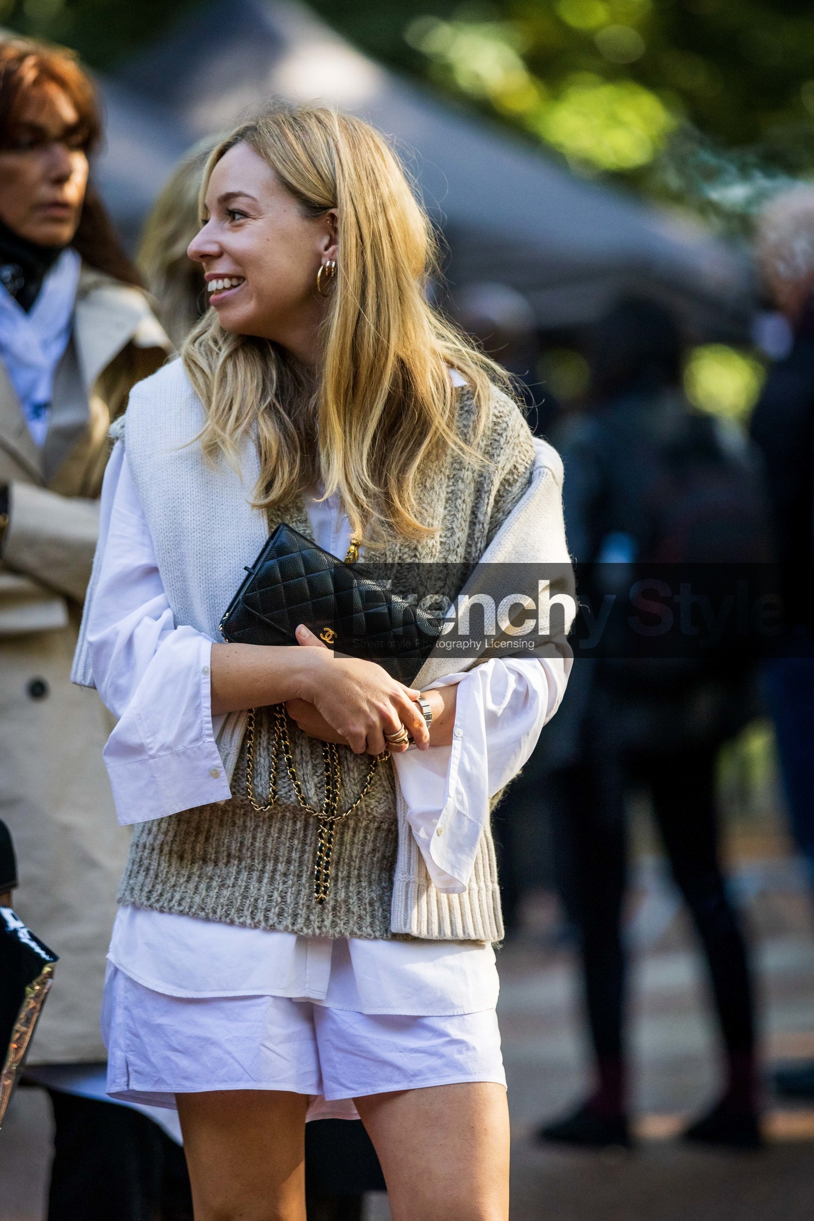 bag, beige knitwear, black bag, chain bag, chanel bag, gold hoops, leather bag, quilted bag, short, white shirt, white short, street style, jonathan paciullo, FW, frenchystyle, fashion week, PFW, PARIS, SPRING SUMMER 2022, SS 22, vertical, atmosphere details