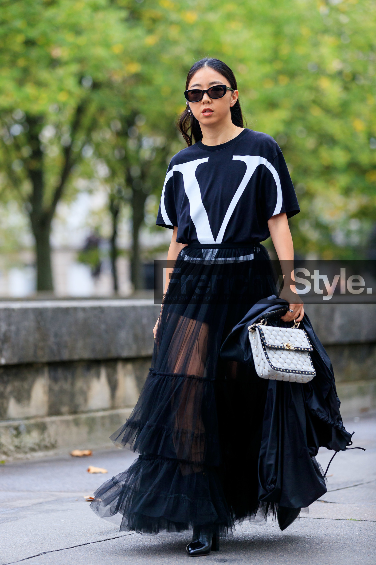yuyu zhangzou, yuwei zhangzou, valentino bag, valentino t-shirt, valentino skirt, valentino look, saint laurent sunglasses, black t-shirt, black total look, black skirt, black sunglasses, black leather boots, plumetis skirt, long skirt, sheer skirt, ruffle skirt, white leather bag, studs details bag, PARIS, PFW, SPRING SUMMER 2020, SS 20, fashion week, frenchystyle, FW, jonathan paciullo, street style, vertical, full length