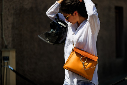 camel bag, chloé, leather bag, sunglasses, white shirt, fashion week, frenchystyle, FW, jonathan paciullo, street style, PFW, PARIS, atmosphere details, horizontal, detail, AUTUMN WINTER 2018-2019, FALL WINTER 2018-2019, FW 18-19