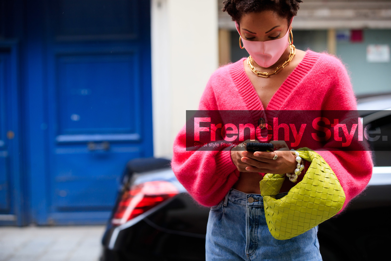 pink cardigan, light blue jeans, yellow leather bag, bottega veneta bag, plaited bag, hand bag, golden earrings, golden necklace, big chain necklace, hoop earrings, covid face mask, PARIS, PFW, fashion week, frenchystyle, FW, jonathan paciullo, street style, SPRING SUMMER 2021, SS 21, horizontal, atmosphere details, detail