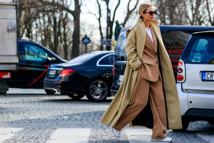 beige trench coat, camel jacket, camel pants, white t-shirt, black sunglasses, butterfly sunglasses, white leather sneakers, loose jacket, loose pants, fashion week, frenchystyle, FW, jonathan paciullo, street style, PFW, PARIS, horizontal, atmosphere details, full length