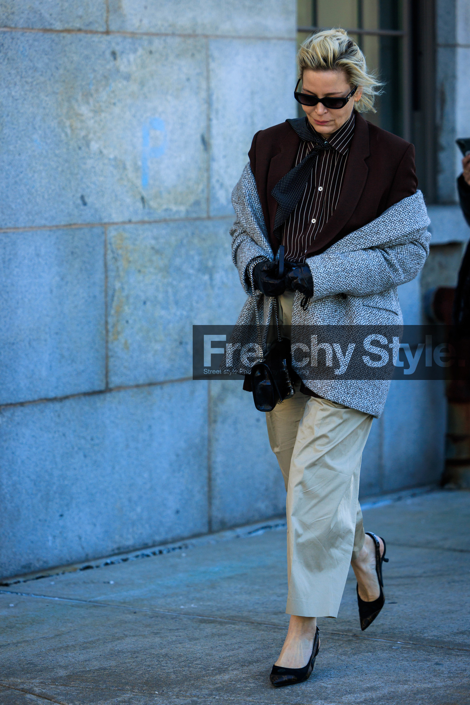 black sunglasses, casual chic look, striped shirt, black slingback, beige pants, baggy pants, black gloves, leather gloves, brownn blazer, grey coat, tweed blazer, saint laurent bag, leather bag, black saint laurent, saint laurent logo bag, black printed tie, grey blazer, brown blazer, street style, jonathan paciullo, FW, frenchystyle, fashion week, NYFW, NEW YORK, AUTUMN WINTER 2022-2023, FALL WINTER 2022_2023, FW 22-23, vertical, full length