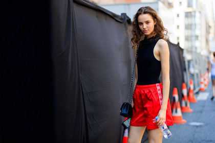 black bag, black tank top, chanel handbag, leather bag, red shorts, fashion week, frenchystyle, FW, jonathan paciullo, street style, PFW, PARIS, atmosphere details, horizontal, detail, model, AUTUMN WINTER 2018-2019, FALL WINTER 2018-2019, FW 18-19