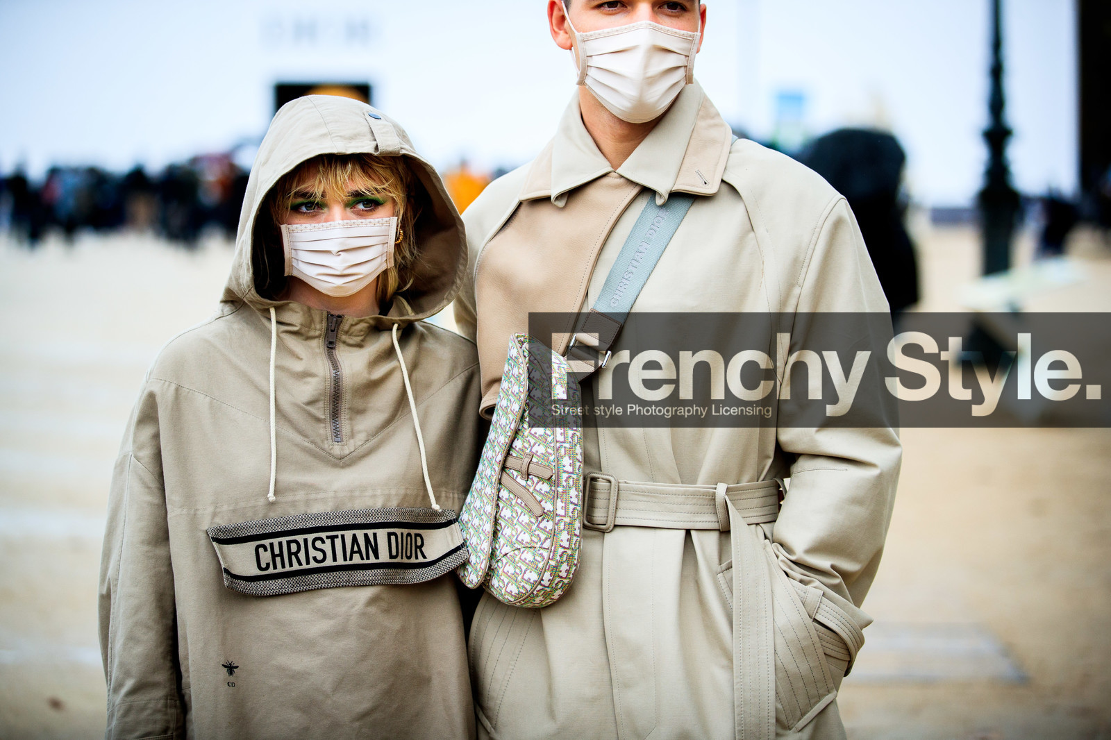 maisie williams, beige jacket, beige hoodie, jacket dress, mini dress, logo printed jacket, hoodie, zipped jacket, dior jacket, dior bag, crossbody bag, monogrammed bag, beige leather bag, green eyeliner, green eyeshadows, covid face mask, fashion week, frenchystyle, FW, jonathan paciullo, street style, PFW, PARIS, SPRING SUMMER 2021, SS 21, horizontal, atmosphere details, detail