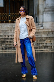 beige trench coat, blue jeans, denim, camel leather bag, shoulder bag, round shape bag, loewe bag, white pullover, golden sandals, golden slippers, knoted jeans, futurist shape sunglasses, scale sunglasses, blue sunglasses, stella mccartney jeans, fashion week, frenchystyle, FW, jonathan paciullo, street style, PFW, PARIS, vertical, full length