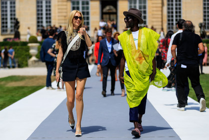 black and white shoes, black shorts, black top, brown hat, embroideries, high heels, leather shoes, ruffles, sunglasses, white t shirt, yellow tunic, fashion week, frenchystyle, FW, jonathan paciullo, street style, PFW, PARIS, horizontal, atmosphere details, full length, AUTUMN WINTER 2018-2019, FALL WINTER 2018-2019, FW 18-19