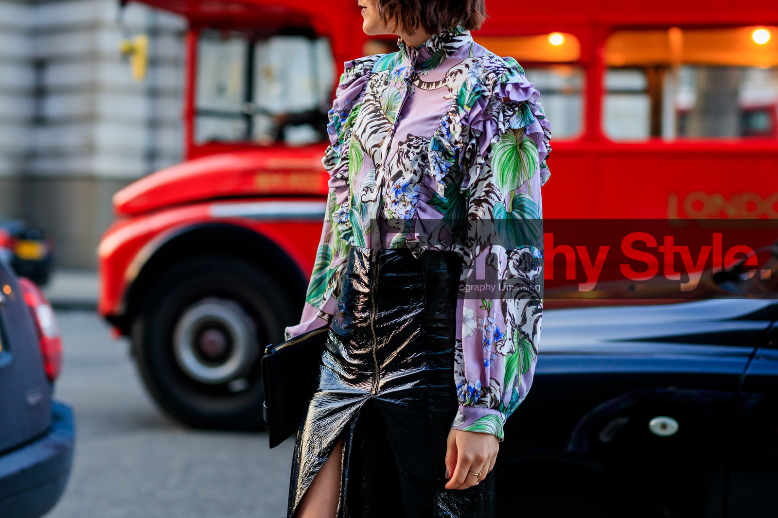 atmosphere details, AUTUMN WINTER 2017-2018, AW 17-18, black skirt, detail, FALL WINTER 2017-2018, fashion week, frenchystyle, FW, FW 17-18, high waist, horizontal, jonathan paciullo, leather skirt, LFW, LONDON, printed shirt, purple shirt, street style, vinyl