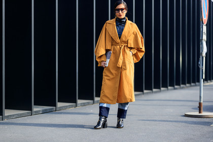 atmosphere details, AUTUMN WINTER 2017-2018, AW 17-18, black shoes, black top, black turtleneck, FALL WINTER 2017-2018, fashion week, frenchystyle, full length, FW, FW 17-18, high heels, horizontal, jonathan paciullo, leather shoes, MFW, MILAN, nausheen shah, street style, sunglasses, trench coat, trousers, varnished leather, vinyl, yellow coat