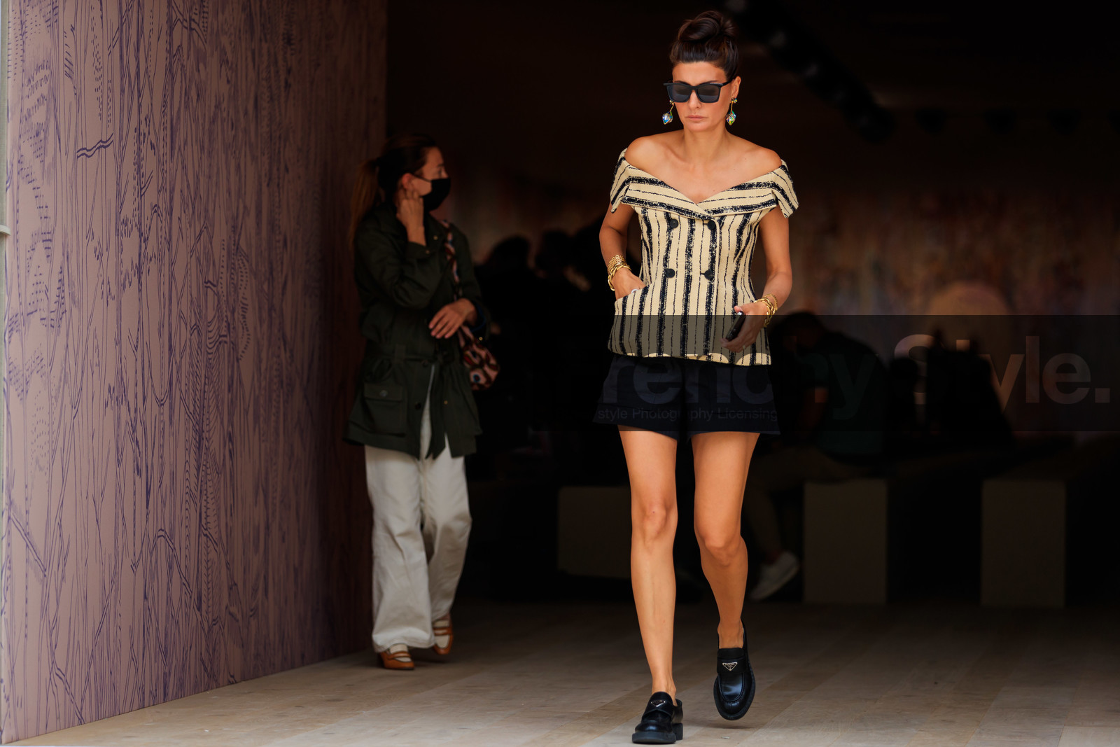 half soulder top, striped top, beige top, black top, sleeveless top, black shorts, mini shorts, dangling earrings, strassed earrings, diamond earrings, dior top, golden bracelet, big chain bracelet, big bracelet, big bangle, prada shoes, prada loafers, black leather shoes, black leather loafers, giovanna battaglia, fashion week, frenchystyle, FW, jonathan paciullo, street style, PFW, PARIS, AUTUMN WINTER 2021-2022, FALL WINTER 2021-2022, FW 21-22, atmosphere details, horizontal, full length