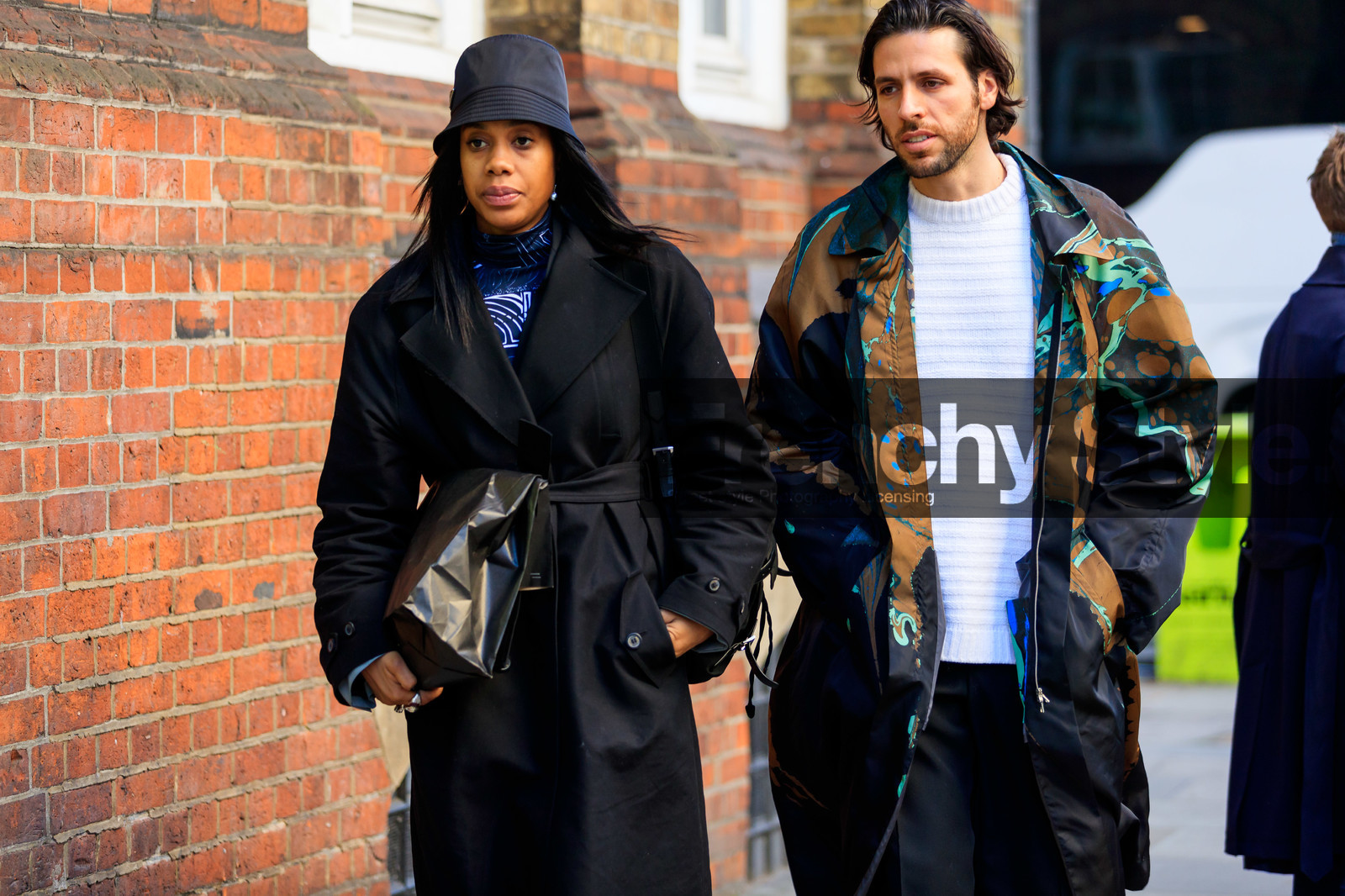 black bag, black coat, black hat, black pants, bucket hat, graphic jacket, leather bag, printed jacket, tone on tone, total look black, trench coat, trousers, white sweater, street style, jonathan paciullo, FW, frenchystyle, fashion week, LFW, LONDON, AUTUMN WINTER 2019-2020, AW 19-20, FW 19-20, FALL WINTER 2019-2020, horizontal, atmosphere details, detail