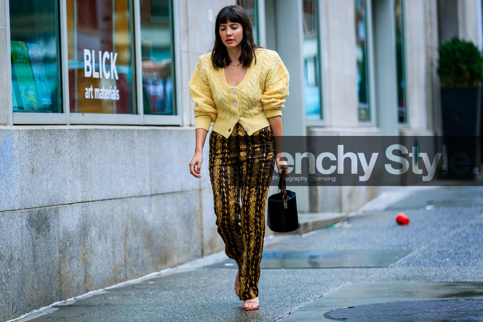 black bag, graphic pants, leather bag, leather shoes, printed pants, trousers, yellow pants, yellow sweater, street style, jonathan paciullo, FW, frenchystyle, fashion week, NYFW, NEW YORK, SPRING SUMMER 2019, SS 19, atmosphere details, horizontal, full length