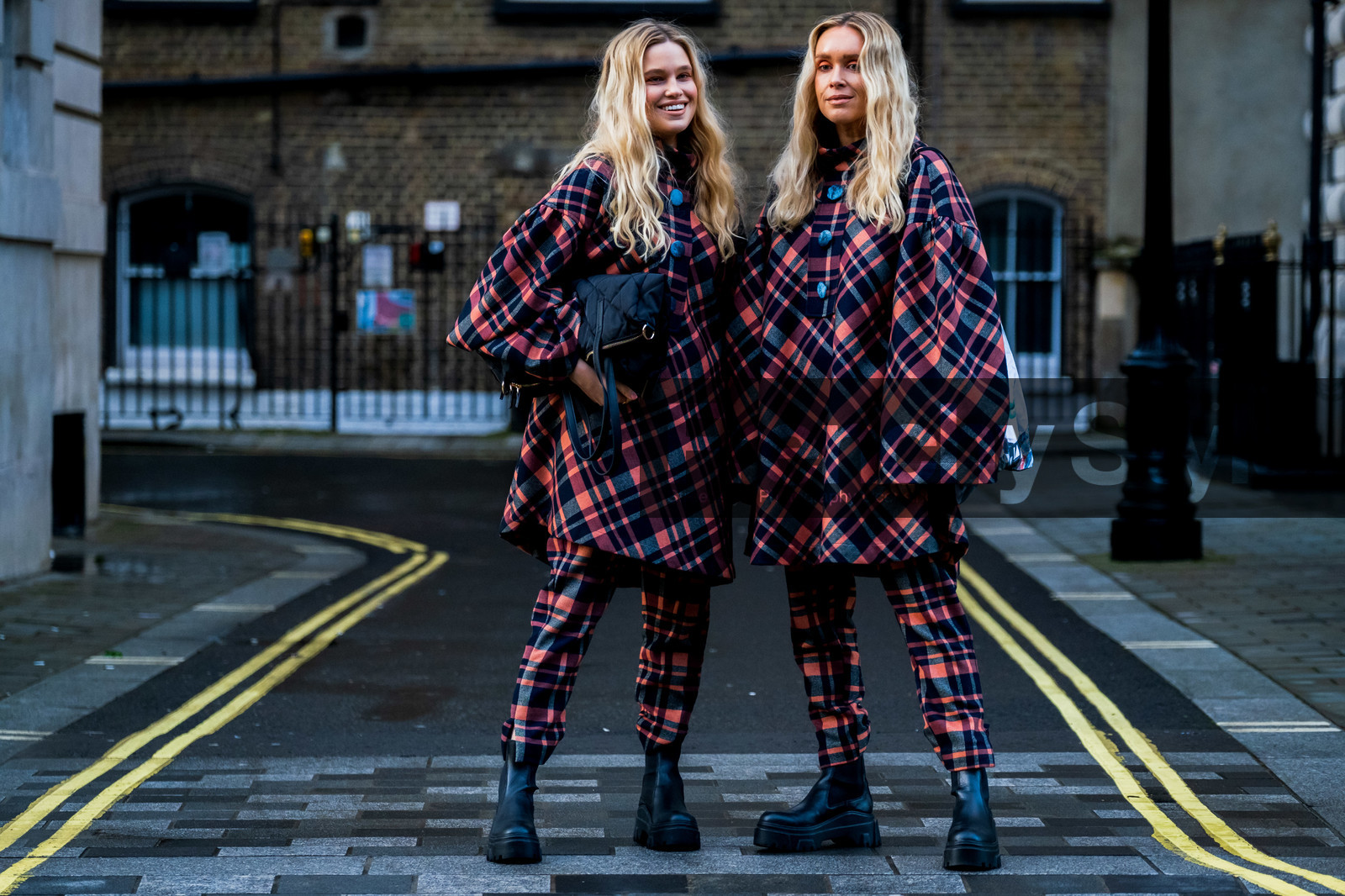 checked cape, checked pants, pink cape, pink pants, plaid pants, plaid cape, quilted bag, black leather boots, big sole boots, chelsea boots, low boots, mix and match look, fashion week, frenchystyle, FW, jonathan paciullo, street style, LFW, LONDON, AUTUMN WINTER 2020-2021, FALL WINTER 2020-2021, FW 20-21, horizontal, atmosphere details, full length
