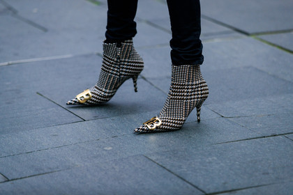 balenciaga, black and white shoes, checked, evangelie smyrniotaki, golden details, houndstooth pattern, leather shoes, plaid, fashion week, frenchystyle, FW, jonathan paciullo, street style, LFW, LONDON, SPRING SUMMER 2019, SS 19, atmosphere details, horizontal, detail