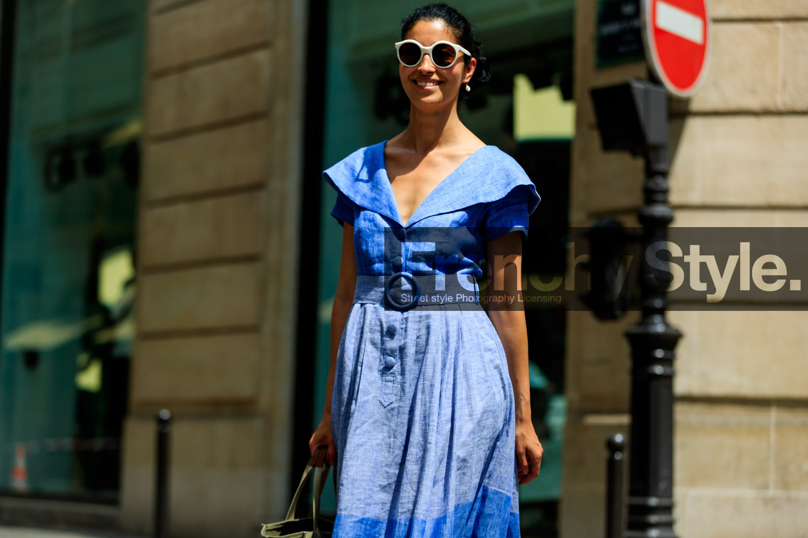 blue dress, graphic dress, printed dress, sunglasses, fashion week, frenchystyle, FW, jonathan paciullo, street style, PFW, PARIS, atmosphere details, horizontal, detail, AUTUMN WINTER 2018-2019, FALL WINTER 2018-2019, FW 18-19, caroline issa