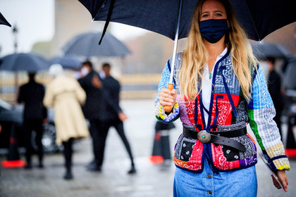 jennifer neyt, bandana printed jacket, multicolor jacket, red jacket, pink jacket, green jacket, blue jacket, belted jacket, close up detail, fringe bag, shoulder bag, black leather bag, down jacket, covid face mask, fashion week, frenchystyle, FW, jonathan paciullo, street style, PFW, PARIS, SPRING SUMMER 2021, SS 21, horizontal, atmosphere details, detail