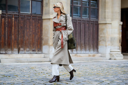 camille charriere, beige trench coat, brown leather trench coat, kaki leather bag, kaki suede bag, big bag, week end bag, bottega veneta bag, white jeans, brown leather boots, animal skin boots, high heels boots, fashion week, frenchystyle, FW, jonathan paciullo, street style, PFW, PARIS, SPRING SUMMER 2020, SS 20, horizontal, atmosphere details, full length