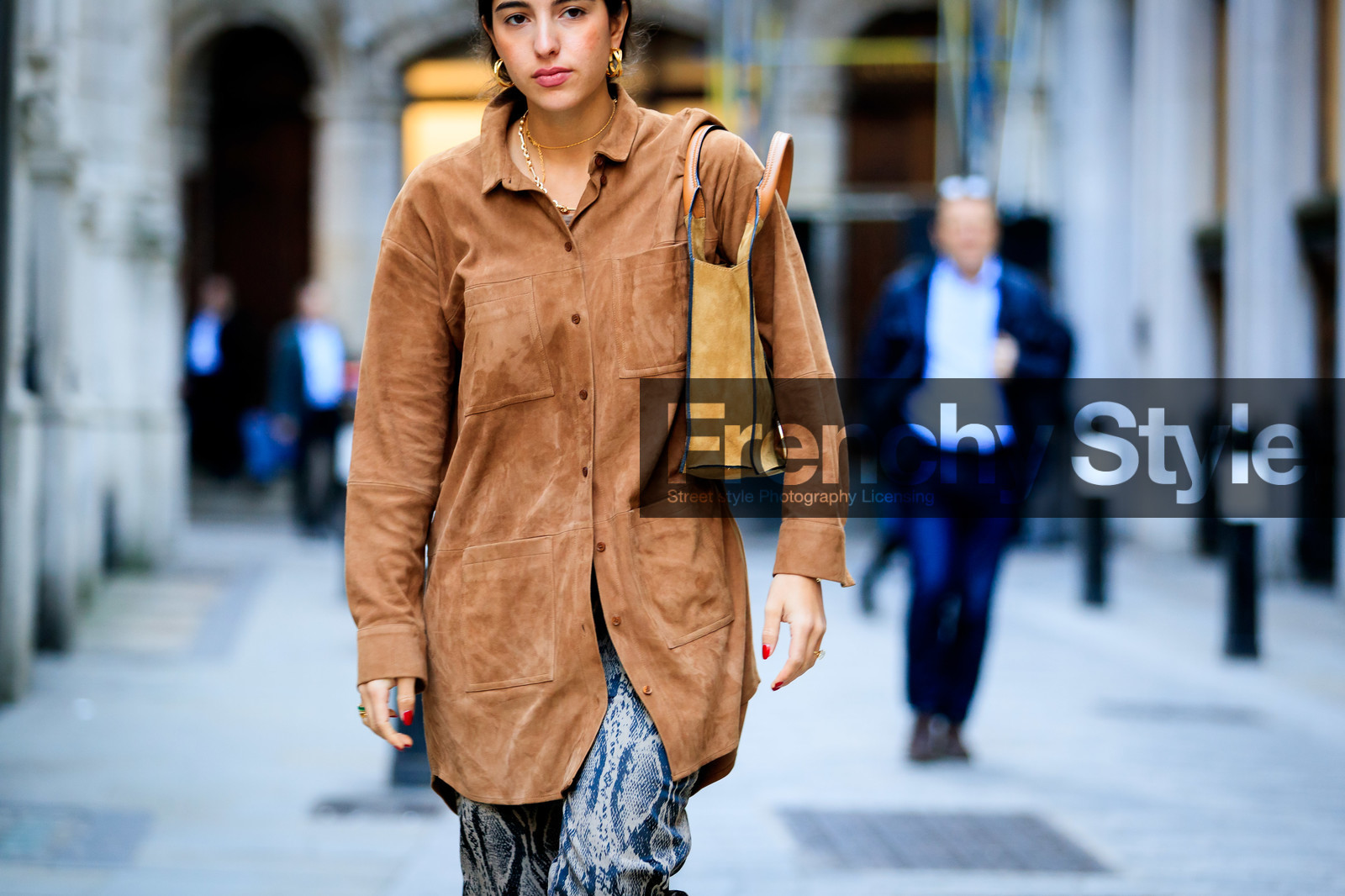 animal print, bettina looney, brown shirt, camel bag, earrings, grey pants, leather bag, necklace, snake print, suede bag, fashion week, frenchystyle, FW, jonathan paciullo, street style, LFW, LONDON, AUTUMN WINTER 2019-2020, AW 19-20, FW 19-20, FALL WINTER 2019-2020, horizontal, atmosphere details, detail
