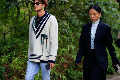 black jacket, black skirt, pleated skirt, white top, monogrammed top, green top, high collar top, lacoste pullover, lacoste top, white pullover, low necked pullover, asymetrical pullover, striped pullover, used pullover, PARIS, PFW, SPRING SUMMER 2020, SS 20, fashion week, frenchystyle, FW, jonathan paciullo, street style, horizontal, atmosphere details, detail
