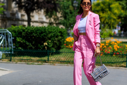 blazer, chanel, crop top, graphic bag, leather bag, pink jacket, pink pants, pink suit, printed bag, sunglasses, trousers, tweed bag, white top, fashion week, frenchystyle, FW, jonathan paciullo, street style, PFW, PARIS, horizontal, atmosphere details, detail, AUTUMN WINTER 2018-2019, FALL WINTER 2018-2019, FW 18-19, camila coelho