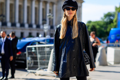 black bag, black cap, black coat, chanel, earrings, leather bag, sunglasses, tone on tone, total look black, fashion week, frenchystyle, FW, jonathan paciullo, street style, PFW, PARIS, horizontal, atmosphere details, detail, AUTUMN WINTER 2018-2019, FALL WINTER 2018-2019, FW 18-19, pernille teisbaek