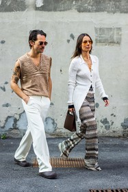 Alice Barbier, beige knit, beige pants, brown bag, brown clog, couple, duo, fluid pants, Jean-Sebastien Roques, knitted pants, leather bag, missoni look, orange sunglasses, printed pants, ribbed cardigan, sleveless knit, striped knit, sunglasses, white cardigan, white pants, v-neck knit, fashion week, frenchystyle, FW, jonathan paciullo, street style, MFW, MILAN, SPRING SUMMER 2022, SS 22, vertical, full length, menswear