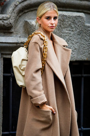 beige coat, oversize coat, max mara coat, white leather bag, big chain strap bag, golden chain strap bag, bottega veneta bag, shoulder bag, caro daur, street style, jonathan paciullo, FW, frenchystyle, fashion week, MFW, MILAN, SPRING SUMMER 2021, SS 21, vertical, detail