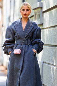 grey coat, grey dress, dress coat, belted coat, belted dress, long coat, crossbody bag, light pink bag, light pink leather bag, mini bag, fendi bag, fendi coat, diamond earrings, round shape earrings, celine earrings, golden chain strap bag, oversize shoulder, caro daur, fashion week, frenchystyle, FW, jonathan paciullo, street style, MFW, MILAN, SPRING SUMMER 2021, SS 21, vertical, detail