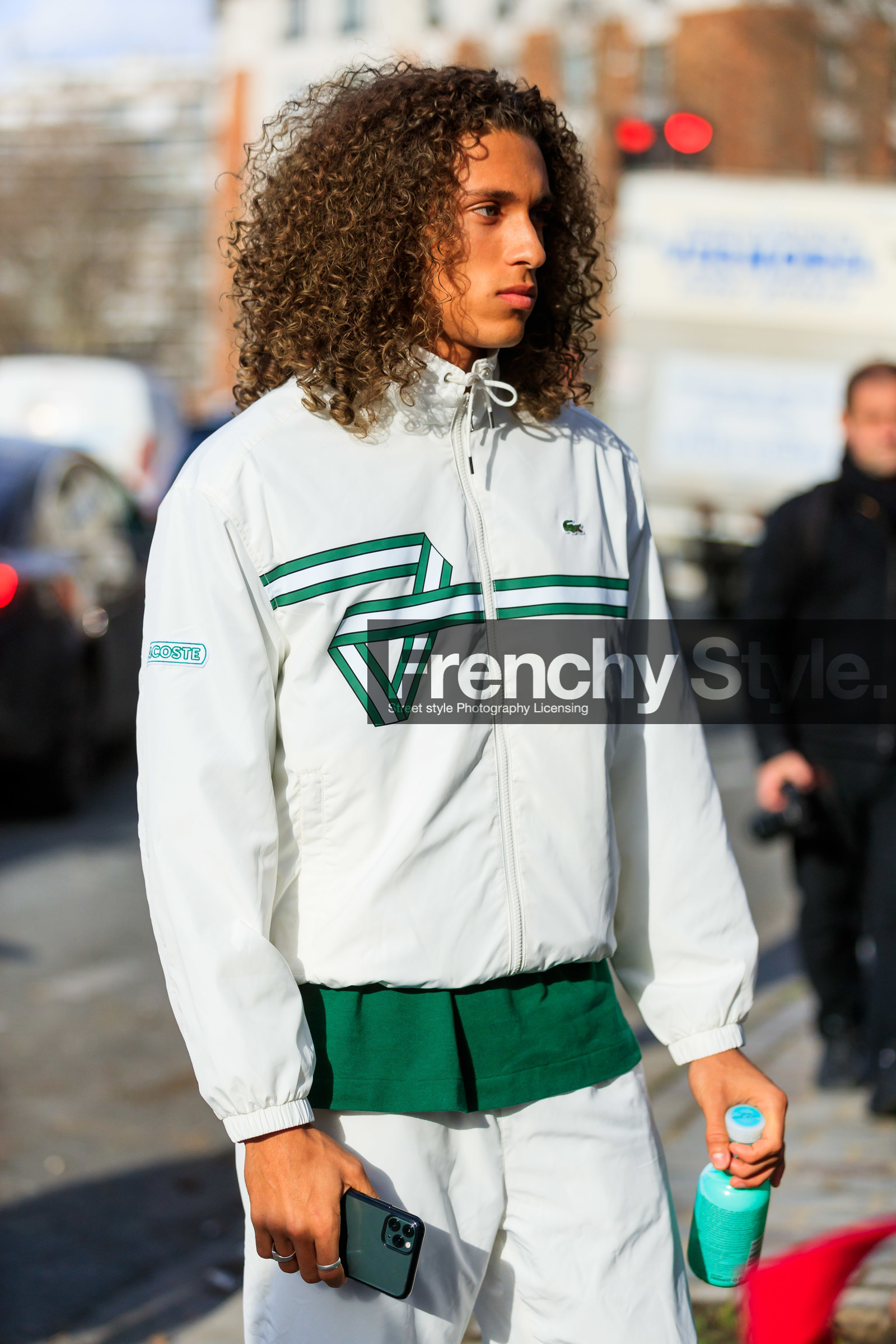 white jacket, white pants, green jacket, green t-shirt, striped jacket, zipped jacket, jogging pants, sportswear, sportswear jacket, iphone, lacoste jacket, lacoste pants, lacoste total look, fashion week, frenchystyle, FW, jonathan paciullo, street style, PFW, PARIS, vertical, atmosphere details, detail